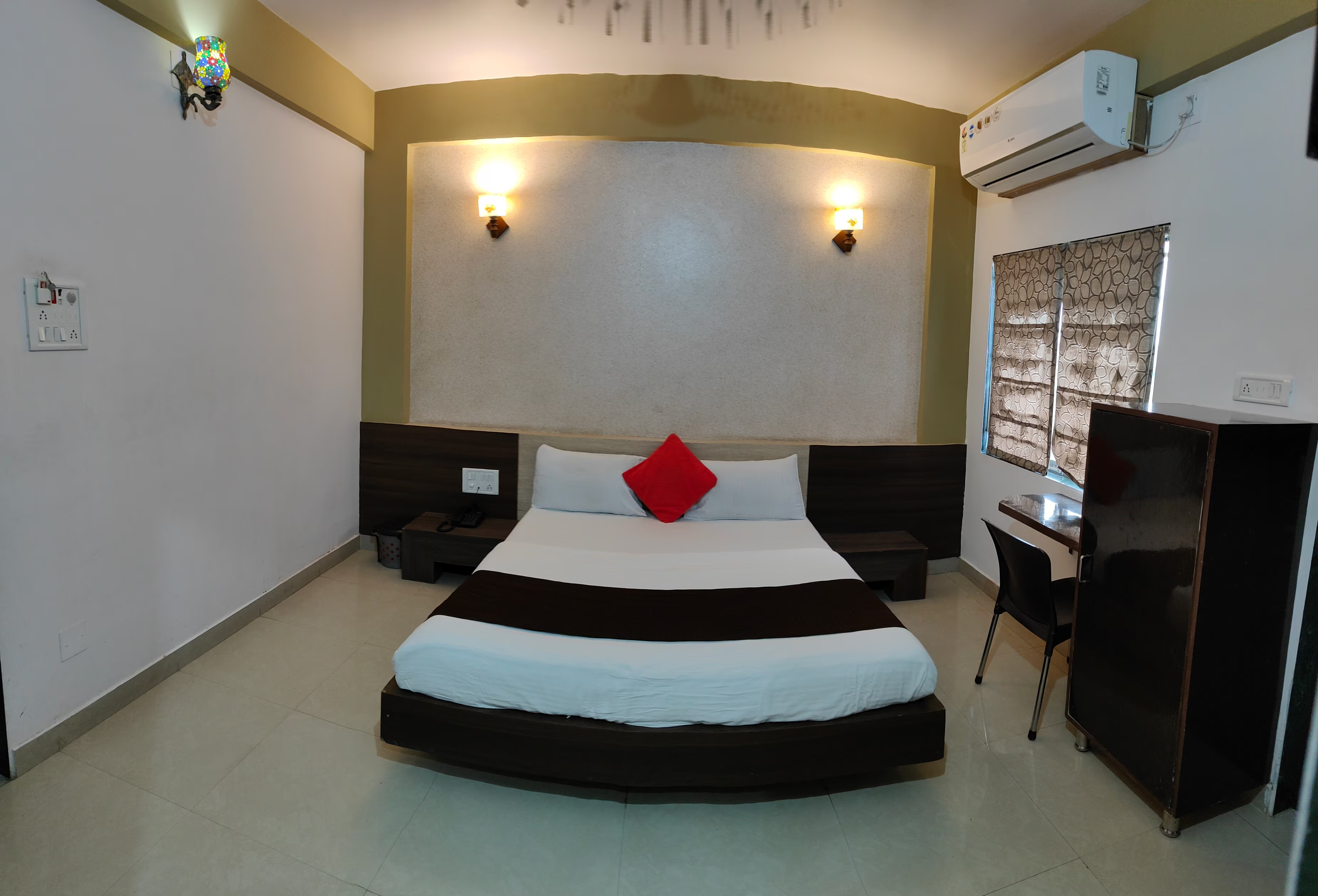 Spacious Double Bed Room at Hotel Somnath Atithigruh, ideal for couples near Somnath Temple.